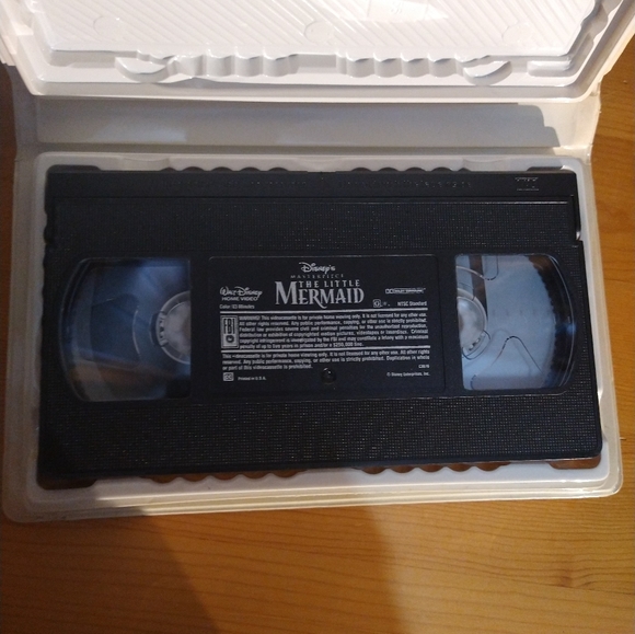 The Little Mermaid was released to theaters on November 17, 1989 - Picture 9 of 12